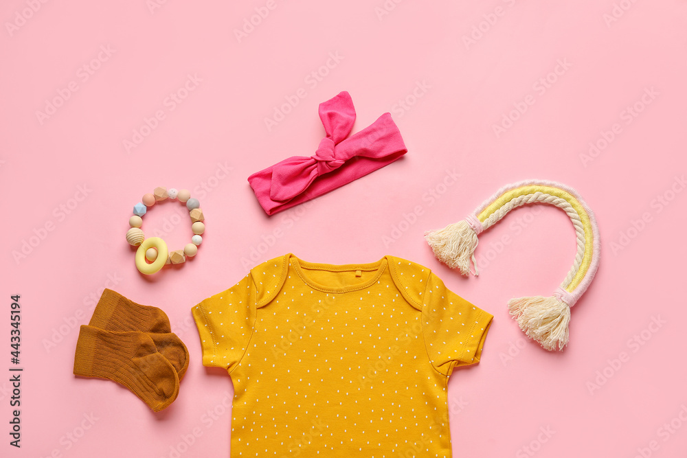 一套彩色背景的婴儿衣服、袜子和玩具