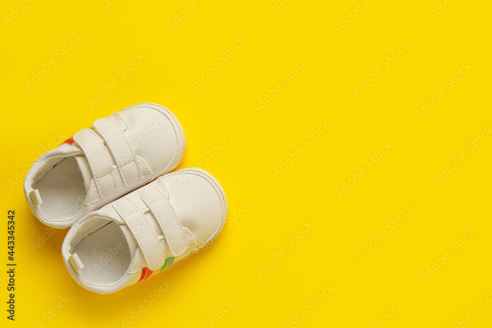 彩色背景婴儿鞋
