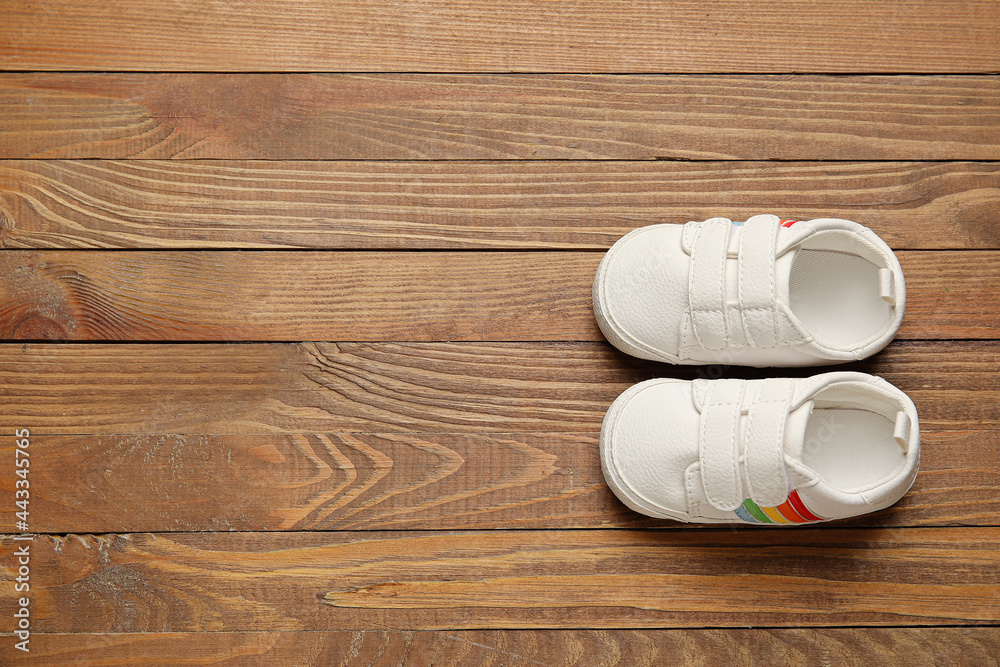 木质背景时尚婴儿鞋