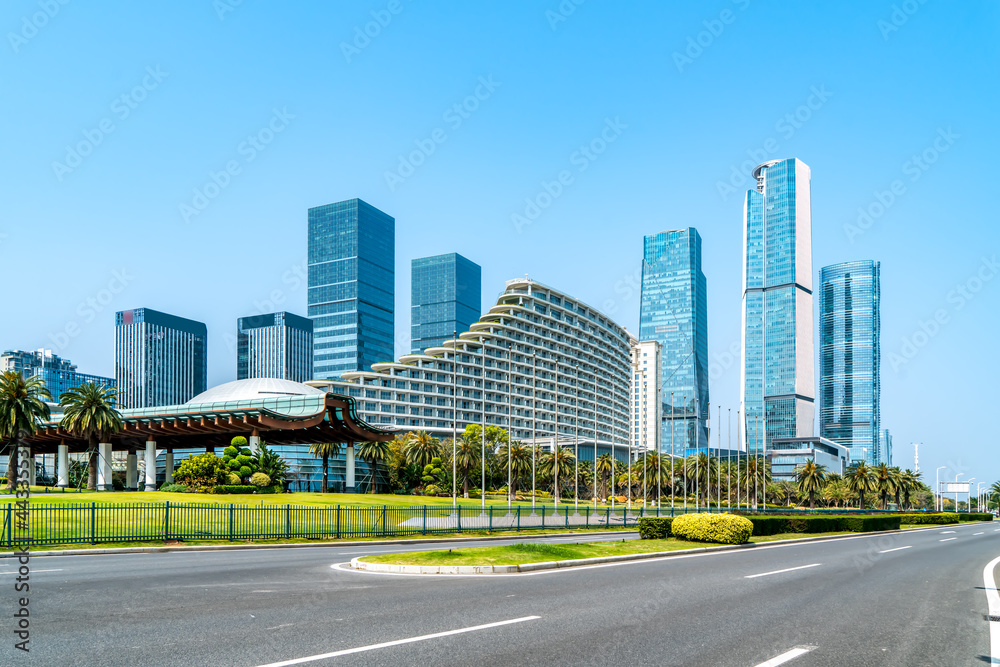中央商务区、道路和摩天大楼，中国厦门。