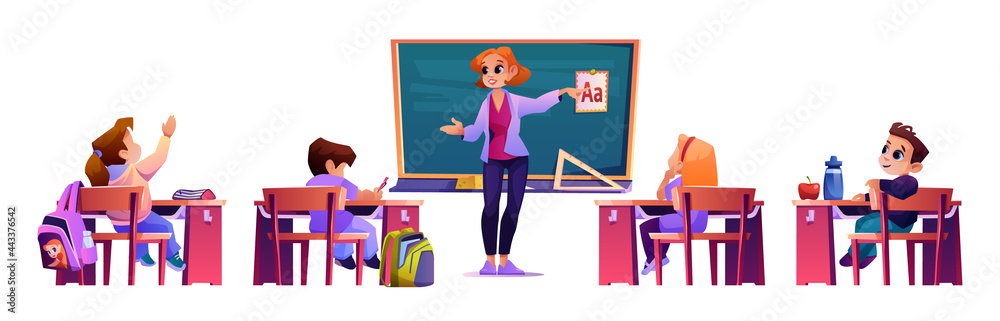 小学老师向坐在课桌旁的学生解释abc材料。教育工作者在黑板旁