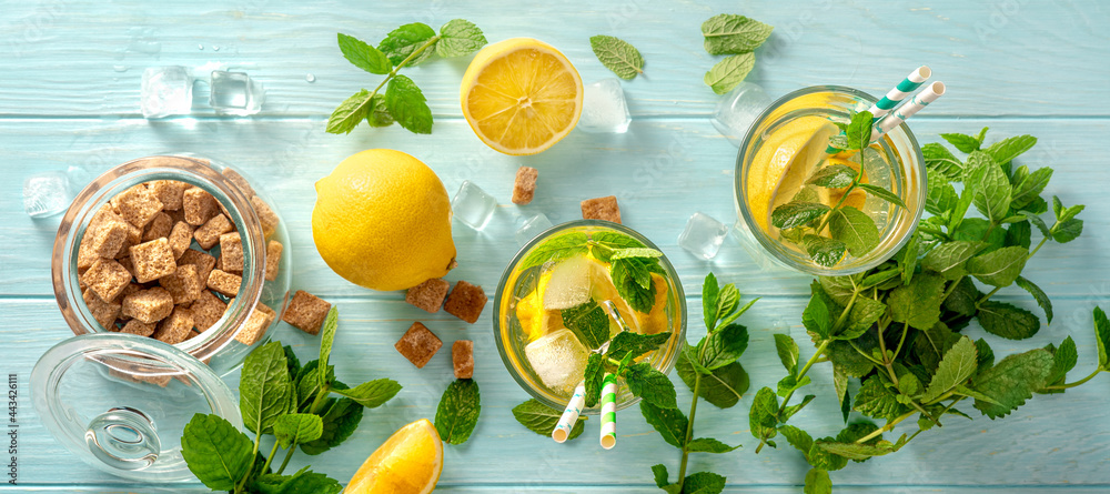 夏天的冷饮，配柠檬，蓝色木底薄荷糖。柠檬水智慧俯视图