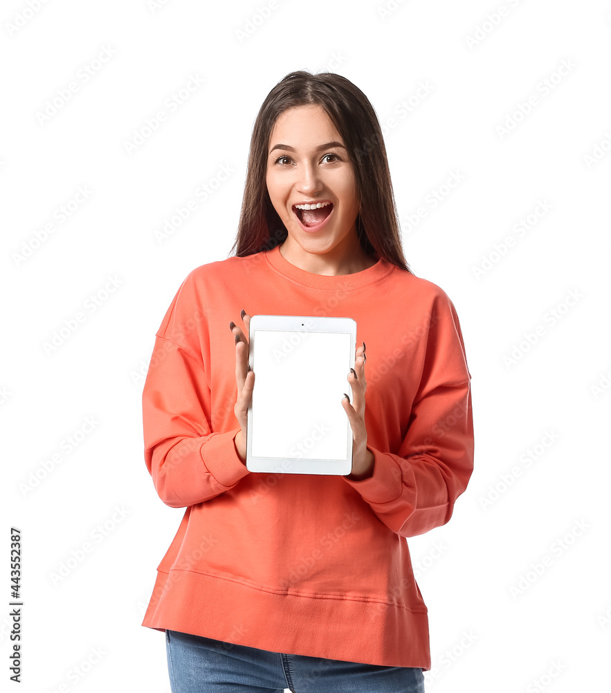 白色背景下平板电脑的快乐年轻女性