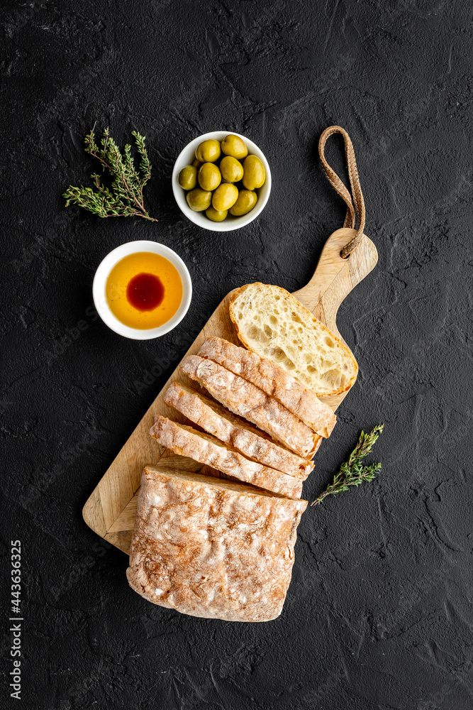 意大利美食开胃菜配面包和橄榄油香醋