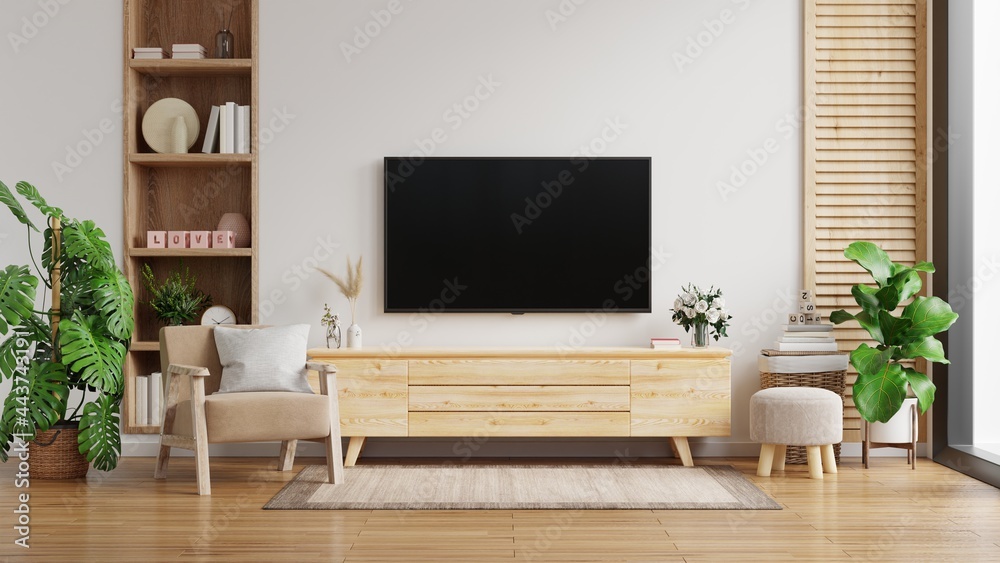 客厅白墙上的电视柜，扶手椅，简约设计。