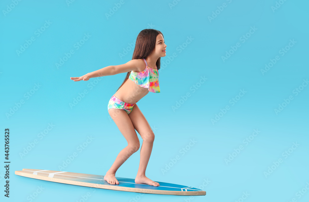 可爱的小女孩，彩色背景上有冲浪板