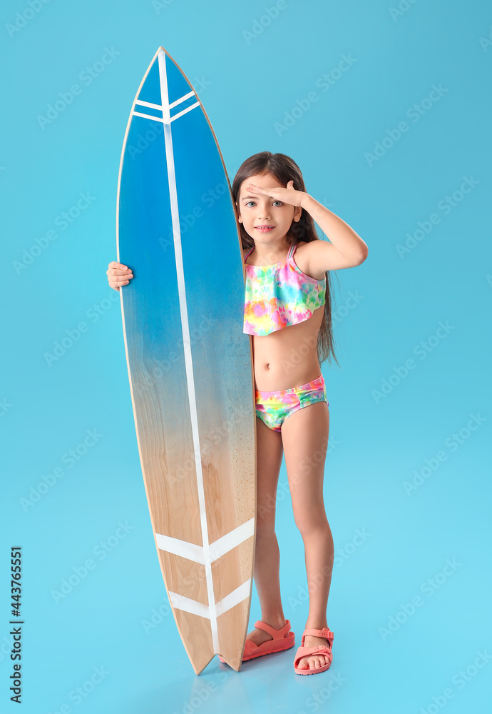 可爱的小女孩，彩色背景上有冲浪板