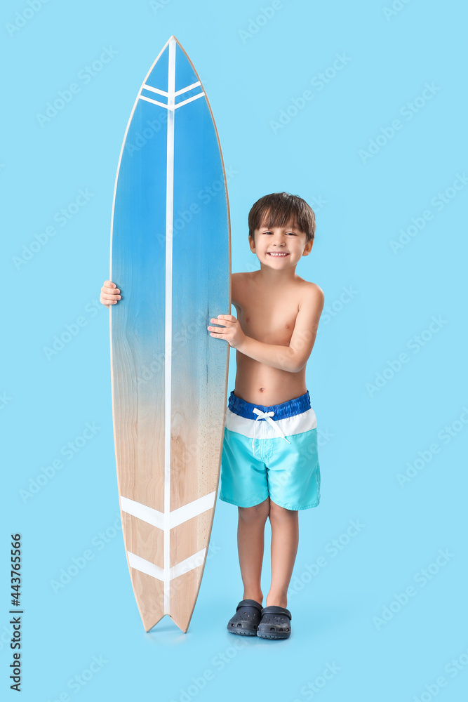 彩色背景上冲浪板的可爱小男孩