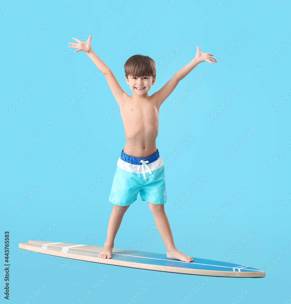 快乐的小男孩，彩色背景冲浪板
