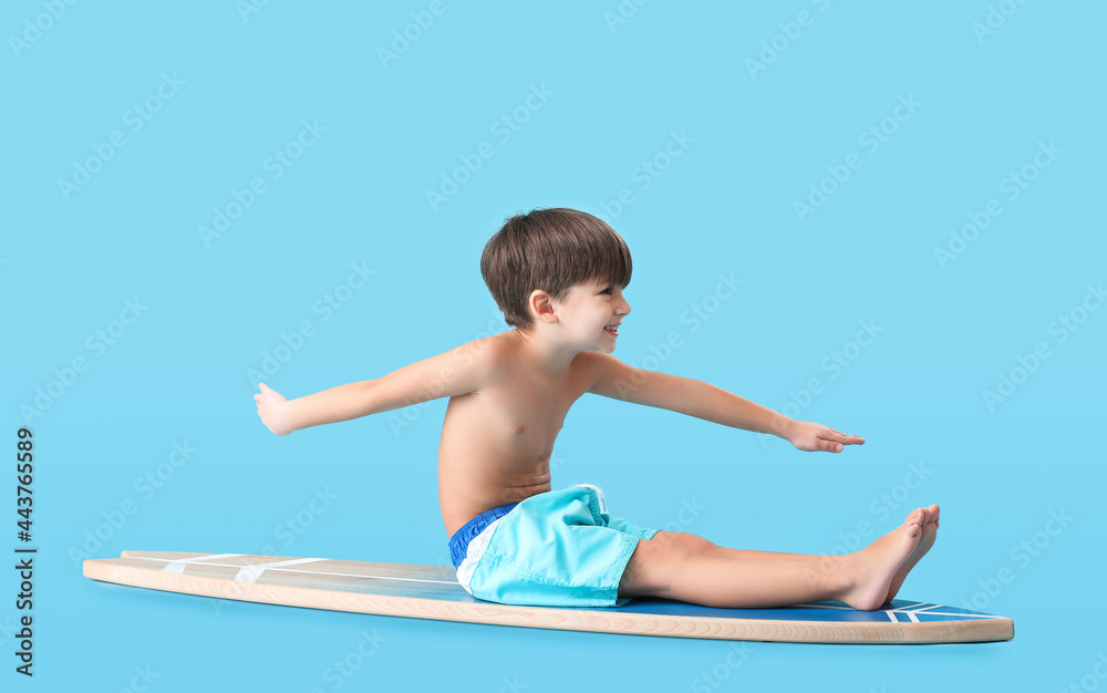 可爱的小男孩，彩色背景上有冲浪板