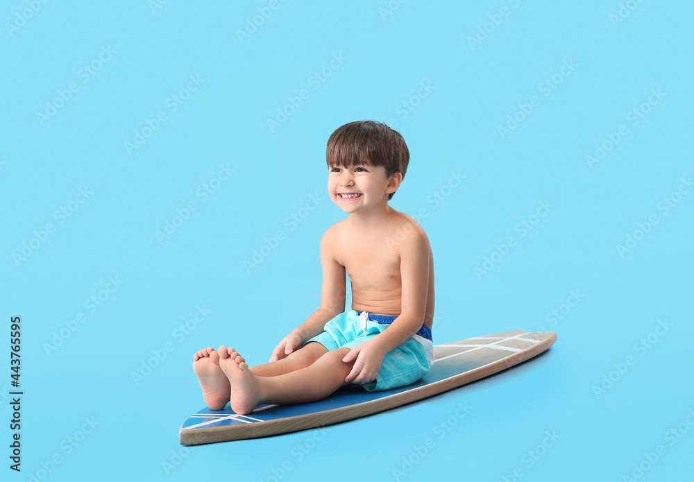 可爱的小男孩，彩色背景上有冲浪板
