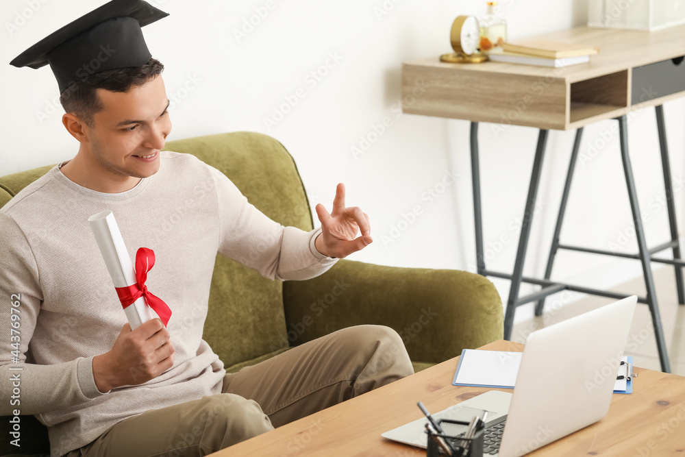快乐男学生在家毕业。在线教育理念