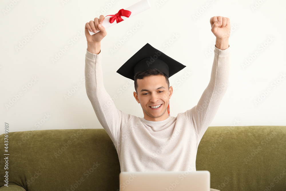 快乐男学生在家毕业。在线教育理念