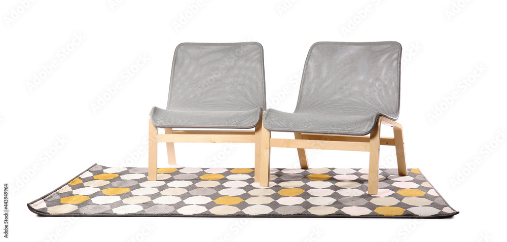 白色背景时尚的椅子和地毯