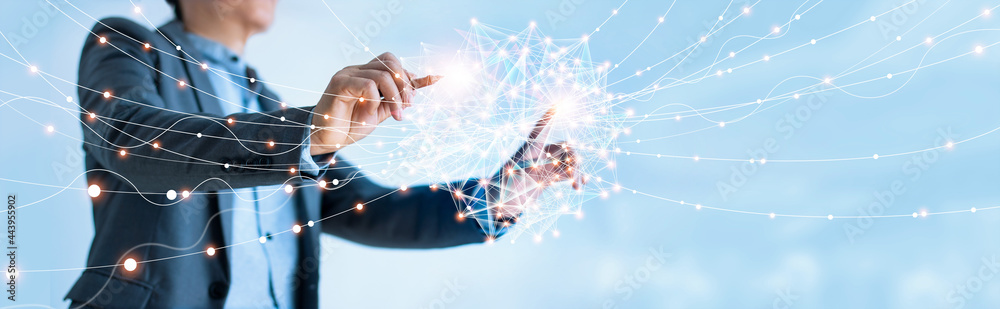 在蓝色背景上绘制全球结构网络和数据交换客户连接的商人