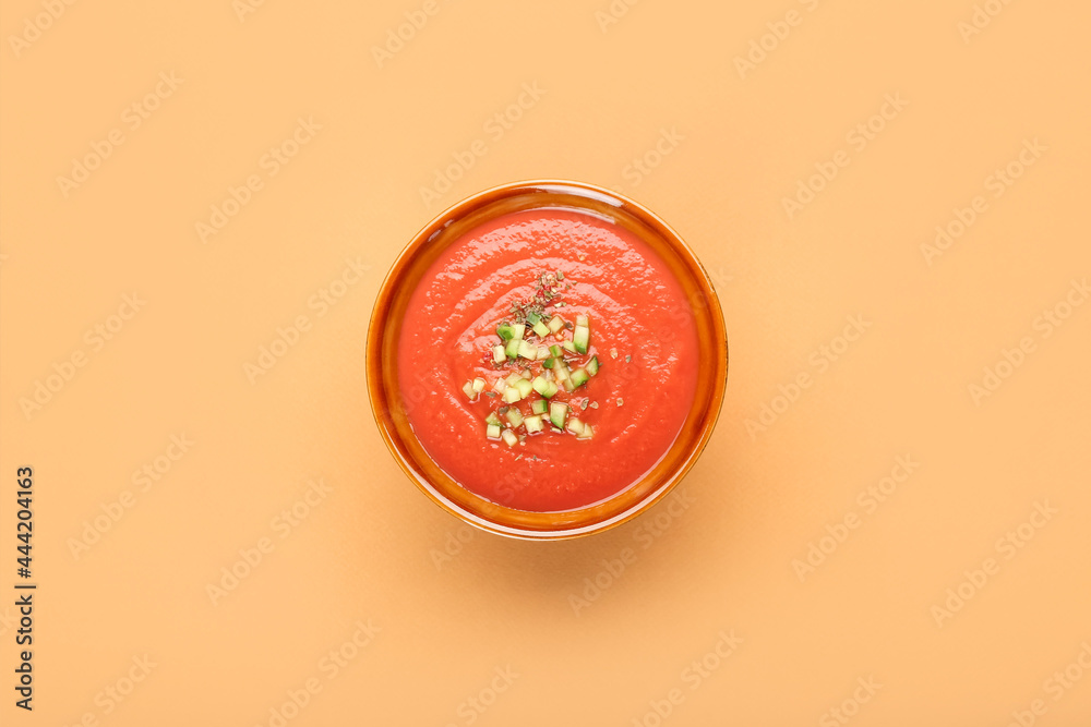 彩色背景上有美味的西班牙浓汤的碗