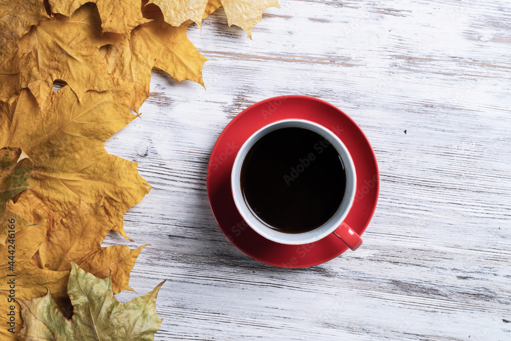 平躺秋天的组合与一杯红茶