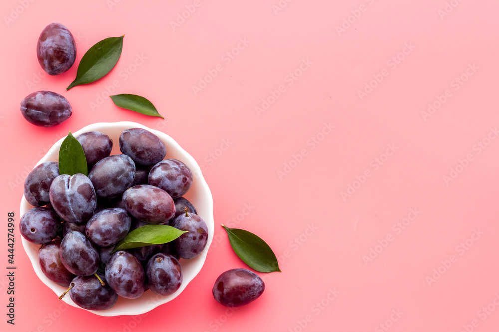 紫色樱桃李子布局。食品水果背景。俯视图