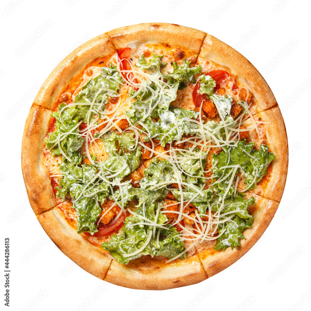 披萨配番茄片、辣饼干、奶酪、生菜叶和白酱汁俯视图isola