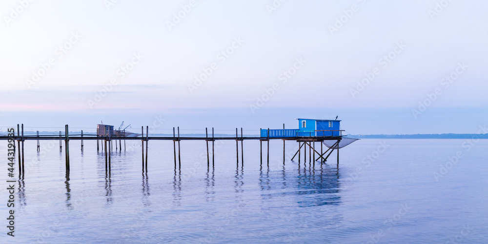 蓝色日落中的渔民小屋