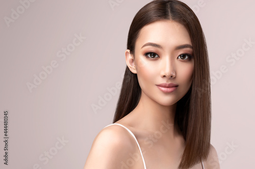 美丽的亚洲直发女人。美丽的中国女孩干净白皙的皮肤。
