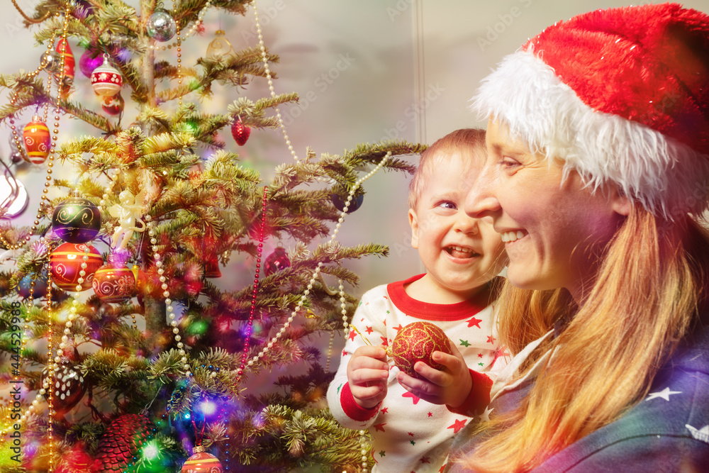 母亲和小男孩装饰圣诞树