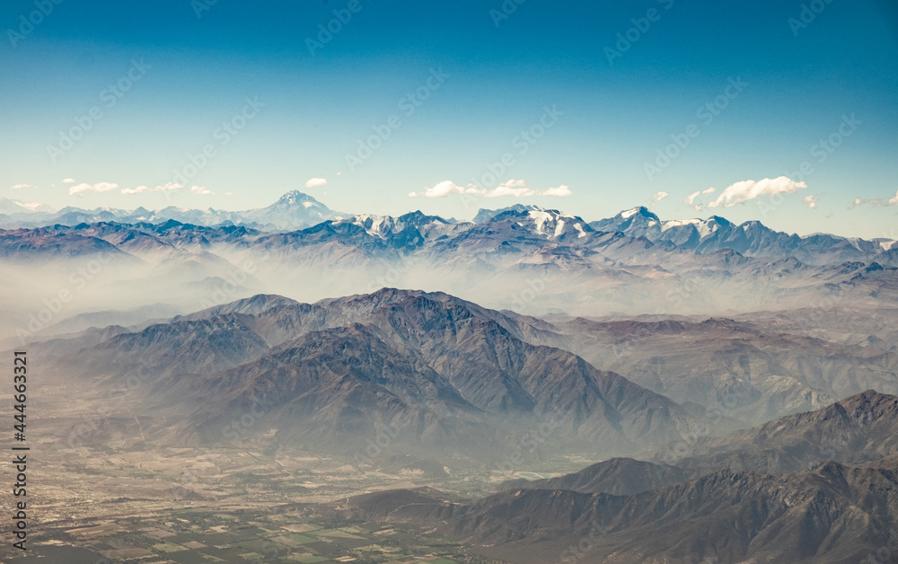地平线上安第斯山脉的鸟瞰图