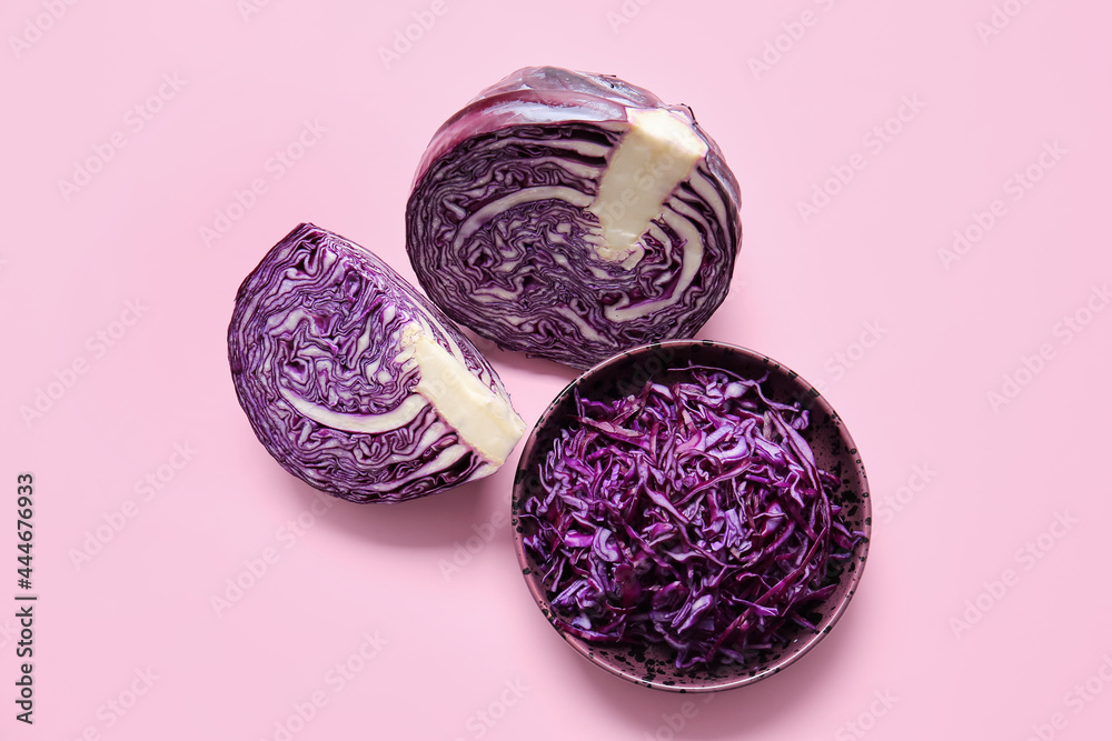 彩色背景上有切好的新鲜紫色卷心菜的碗