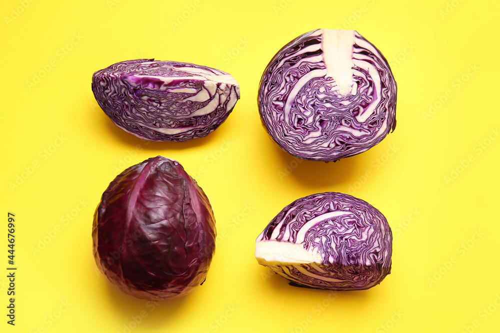 彩色背景上的新鲜紫色卷心菜片