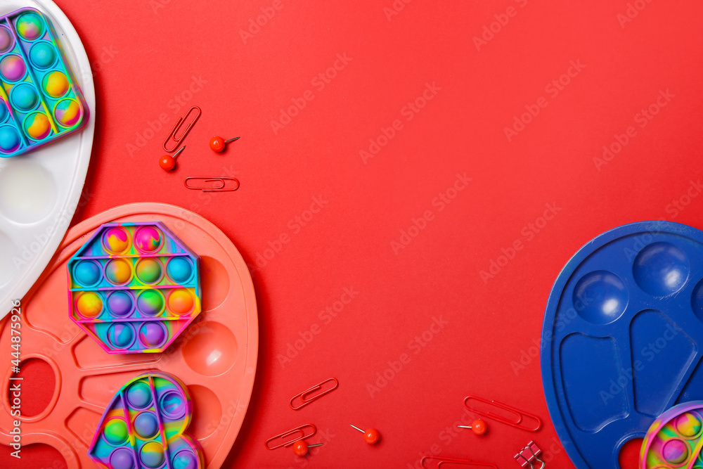 在彩色背景上弹出坐立不安的玩具和画家调色板