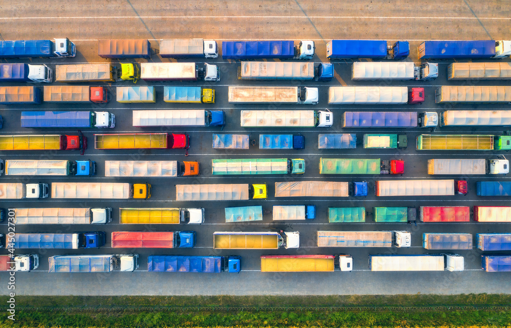 夏季日落时航站楼彩色卡车的鸟瞰图。物流中心的俯视图。重型i