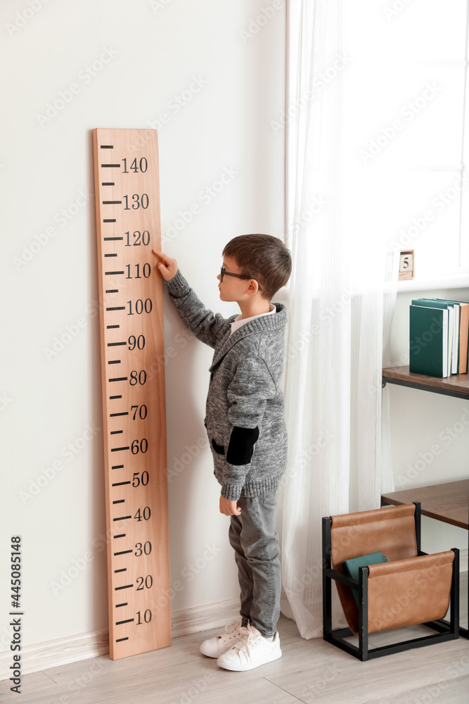 小男孩在家测量身高