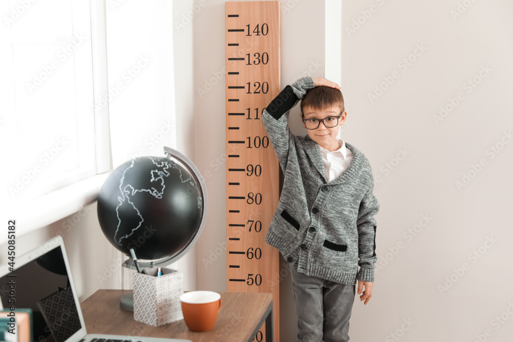 小男孩在家测量身高