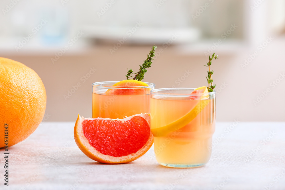 厨房桌子上放着一杯美味的葡萄柚汁