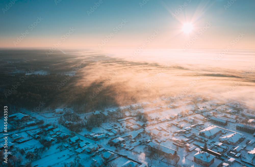 鸟瞰图俯视图冬季雪林景观。蒸汽轻云在空中流动。阳光明媚