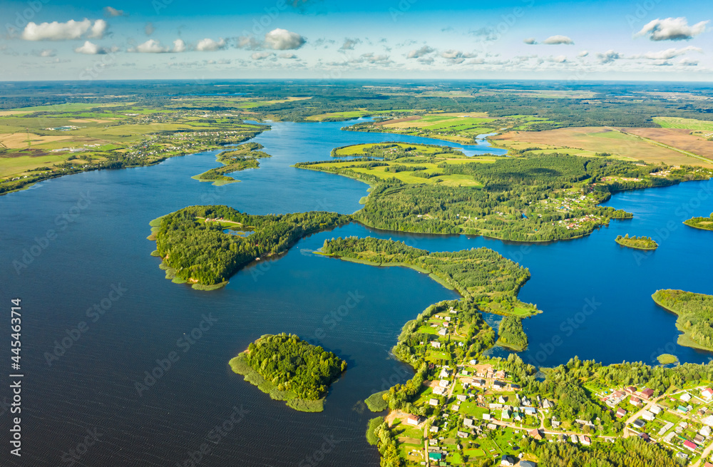白俄罗斯维捷布斯克地区莱普耶尔区。带天然小岛的勒佩尔湖鸟瞰图