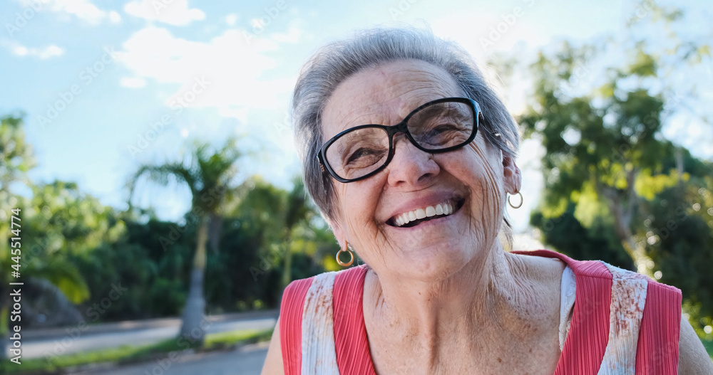 微笑的拉丁老女人。美丽的老年女性面带热情友好的微笑看着镜头，