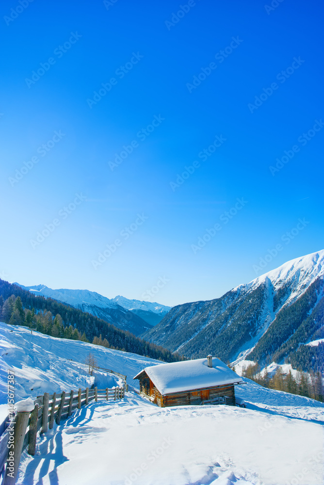 瑞士，阿尔卑斯山，厚厚积雪的山顶小屋，远射