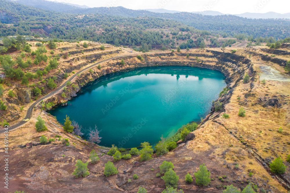 塞浦路斯Kapedes附近Pythorachoma铜矿废弃露天矿坑中的湖泊