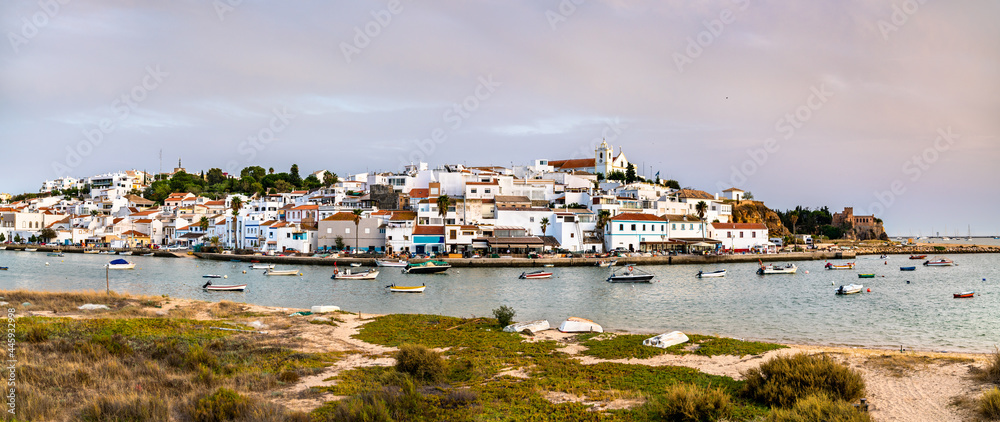 日落时的费拉古多村。葡萄牙阿尔加维