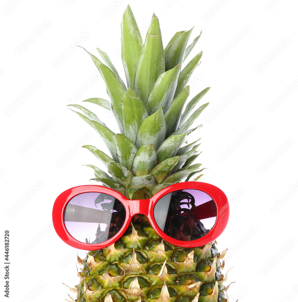 戴着白底太阳镜的有趣菠萝