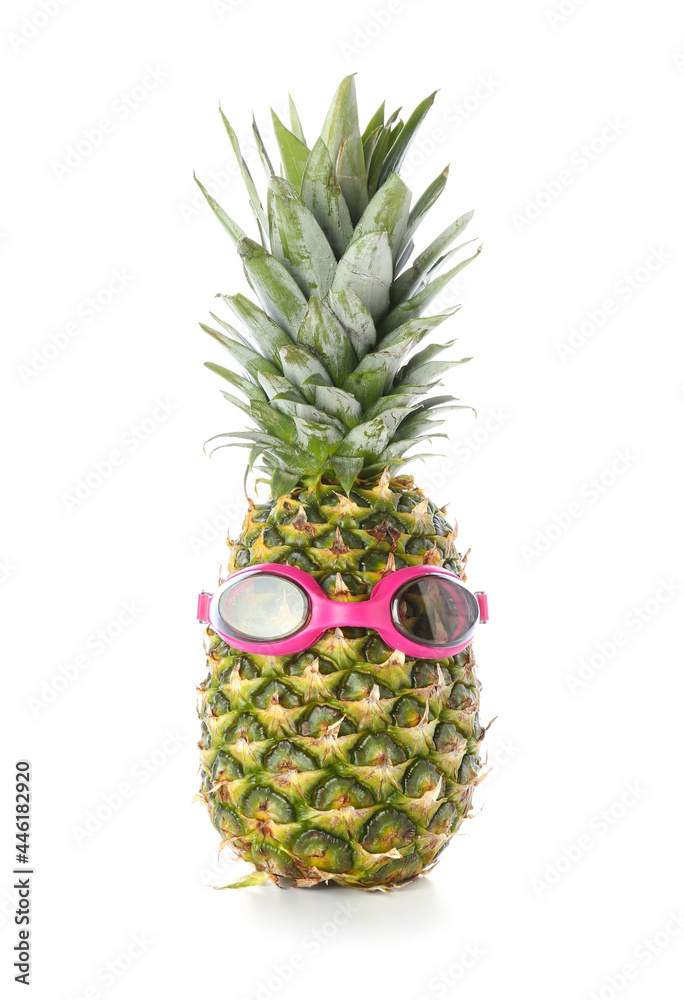 白底戴护目镜的新鲜菠萝