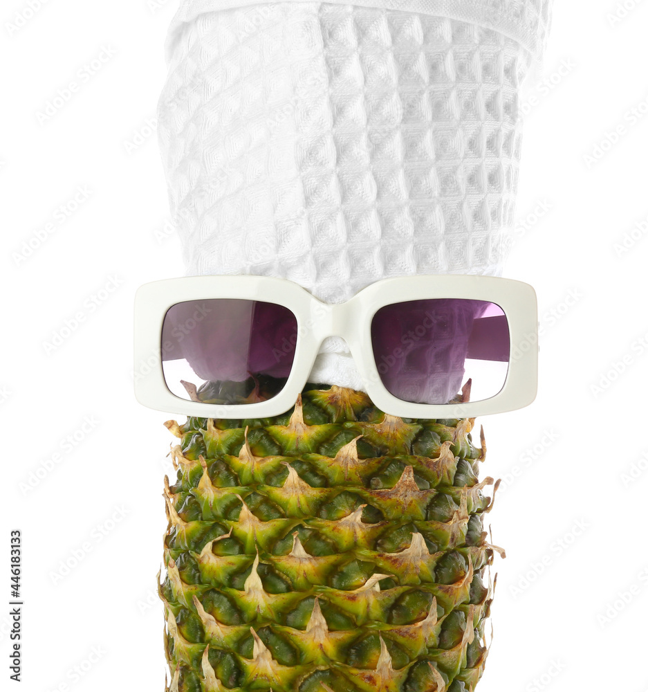 白色背景下戴着墨镜，穿着毛巾的有趣菠萝