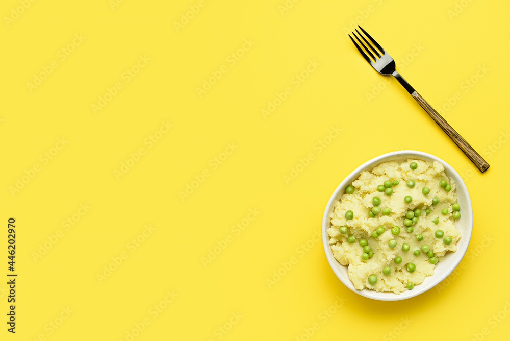 一碗土豆泥，背景是绿豌豆和叉子