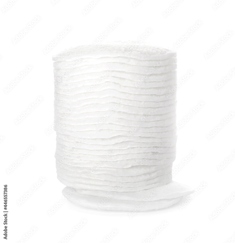 白色背景上的一堆棉垫