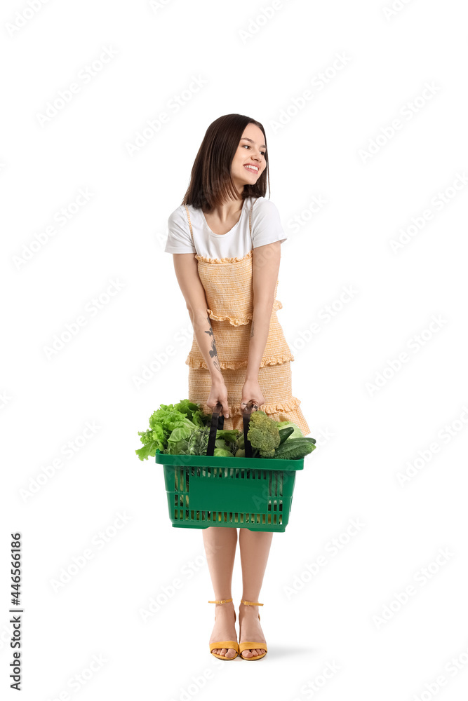 年轻女子和白底新鲜蔬菜购物篮