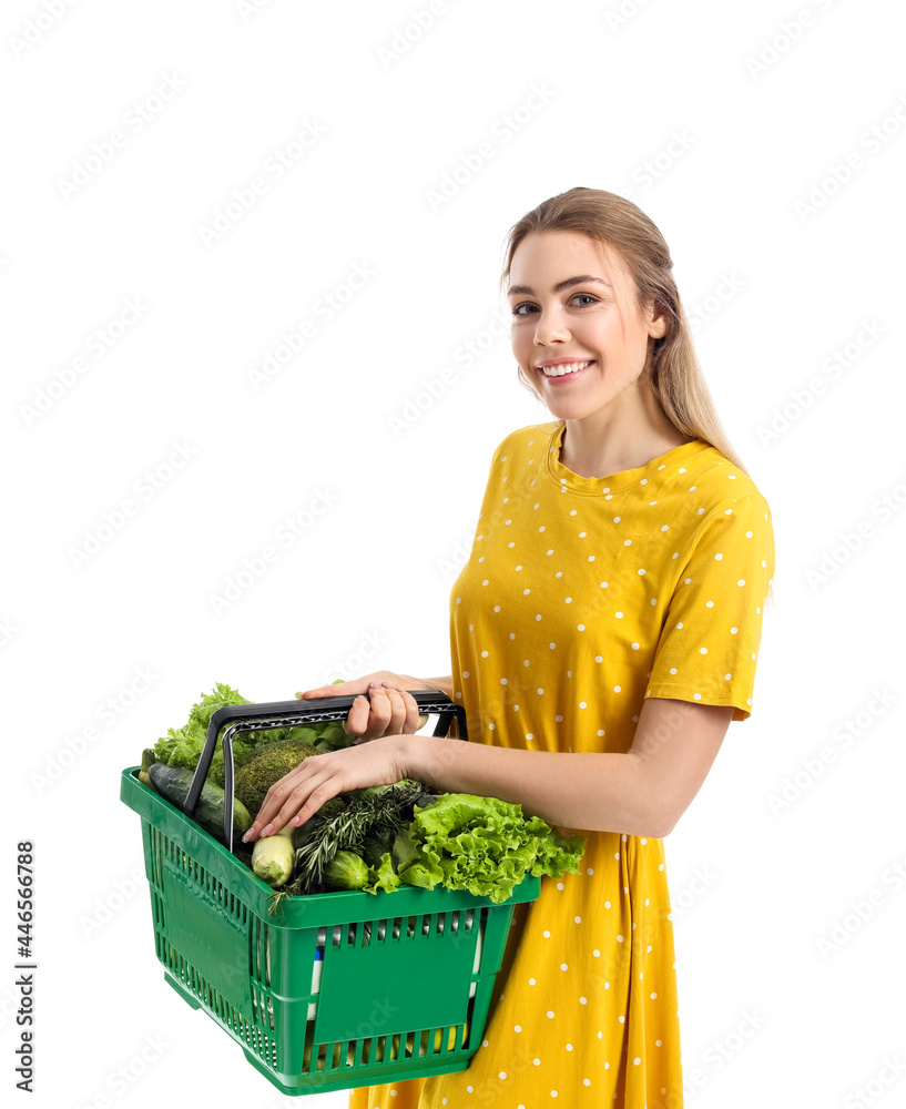 年轻女子和白底新鲜蔬菜购物篮