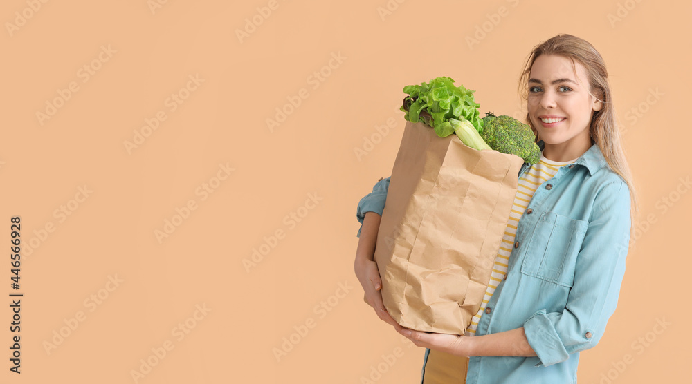 年轻女人和纸袋，颜色背景是新鲜蔬菜