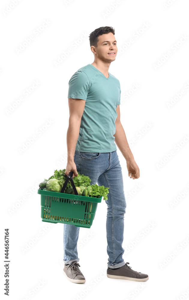 年轻人和白底新鲜蔬菜购物篮
