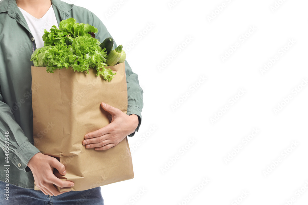 年轻人和白底新鲜蔬菜纸袋